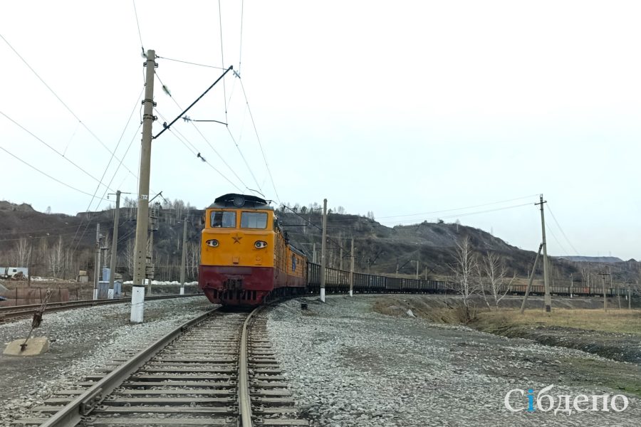 В Кузбассе локомотив сошел с рельсов вместе с вагоном