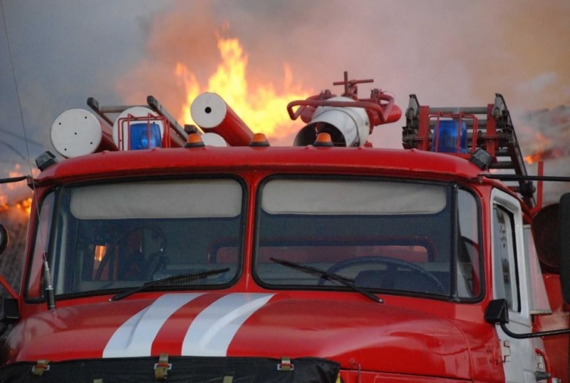 Серьезный ночной пожар сняли очевидцы в Кемерове