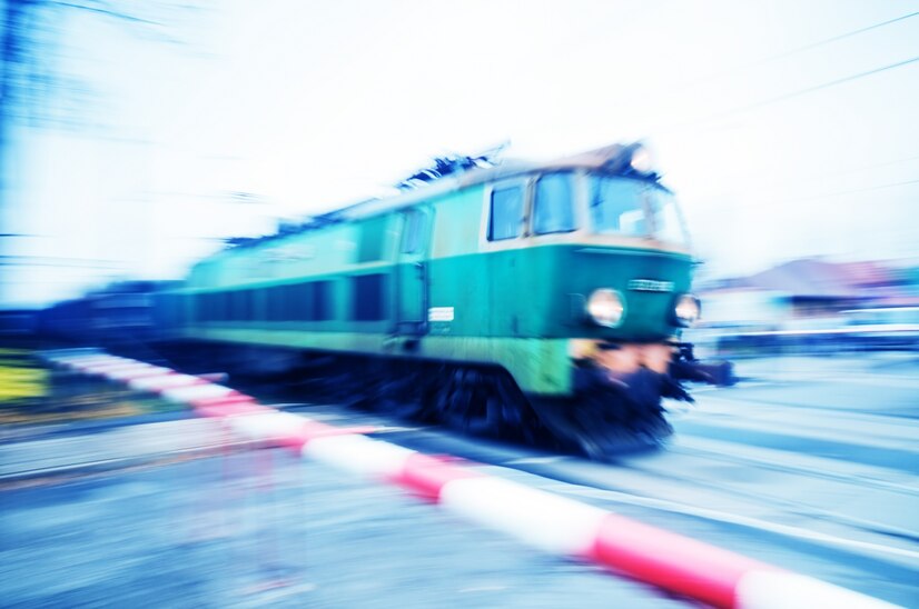 В российском регионе автомобиль столкнулся с грузовым поездом