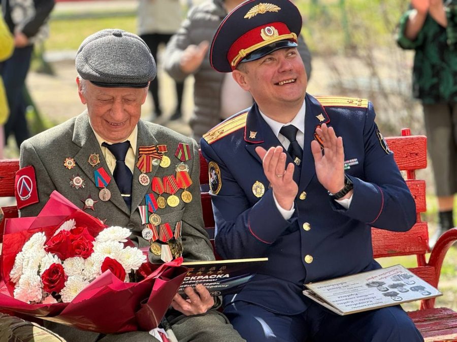 Молодые люди в Кузбассе устроили во дворах ветеранов что-то трогательное