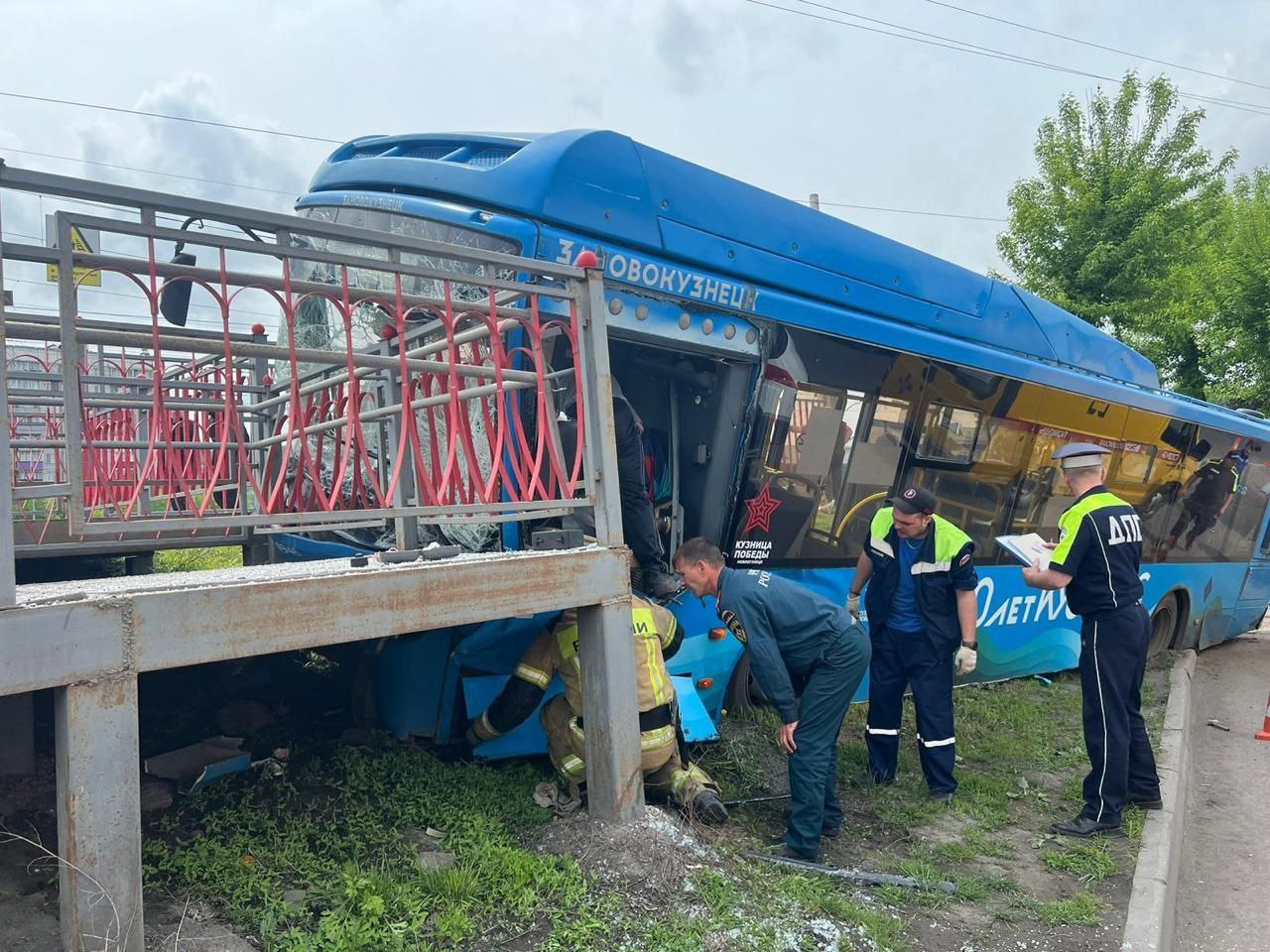 Автобус с пассажирами попал в страшное ДТП в Кузбассе