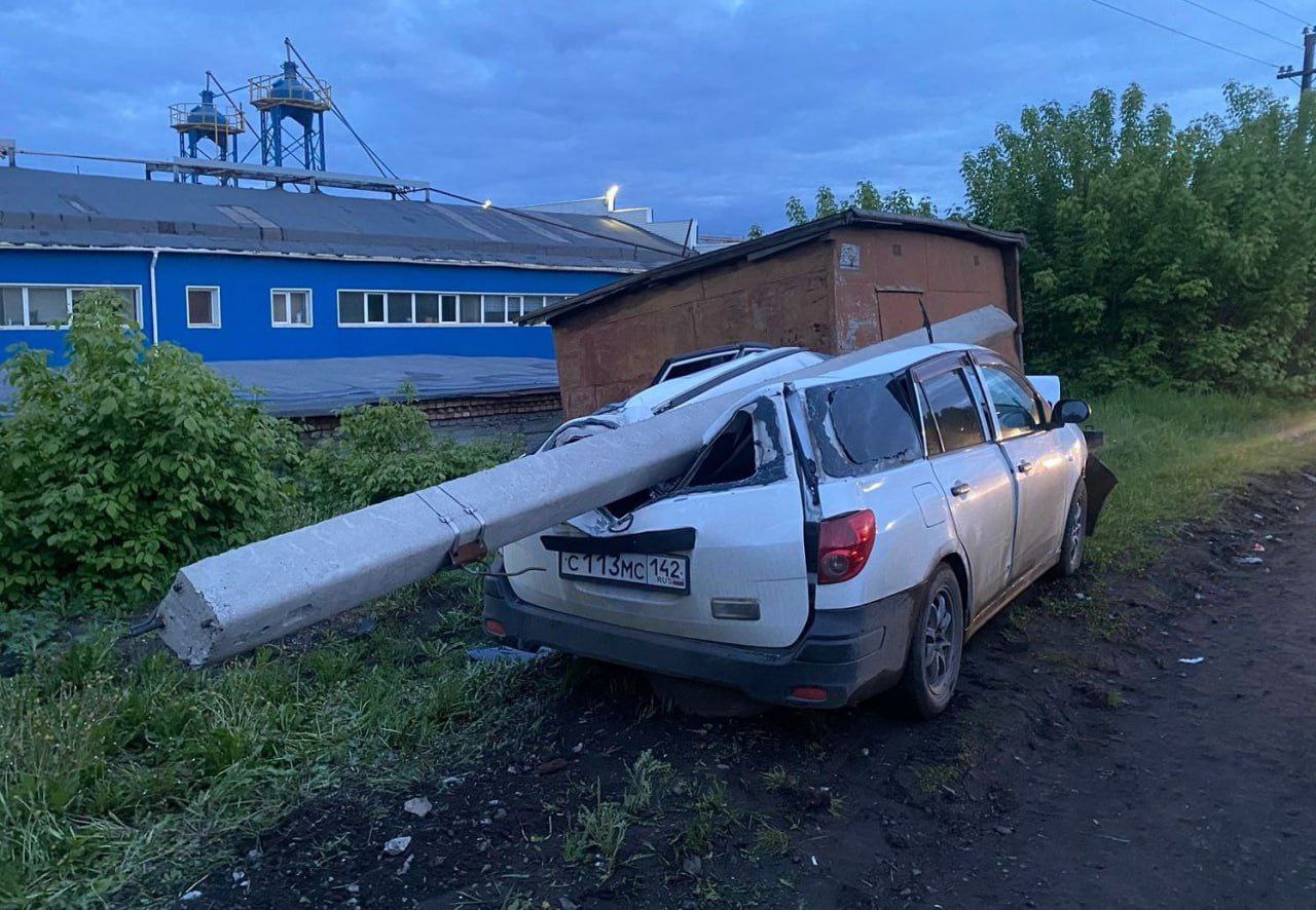 В Кузбассе огромный столб раздавил автомобиль с людьми