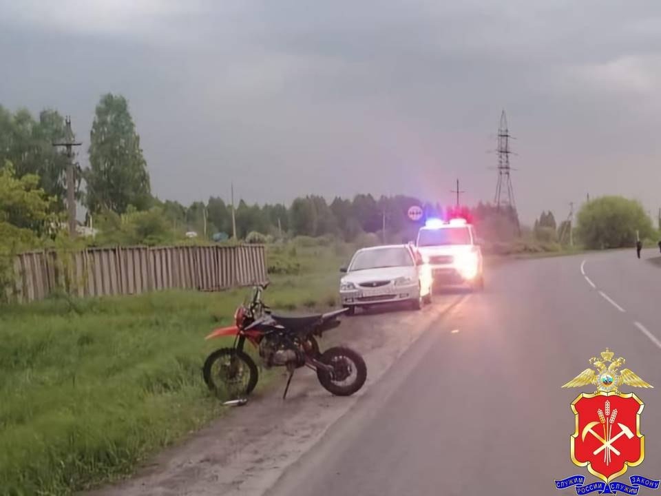 Школьник на мотоцикле врезался в машину на кузбасской трассе (видео 18+)