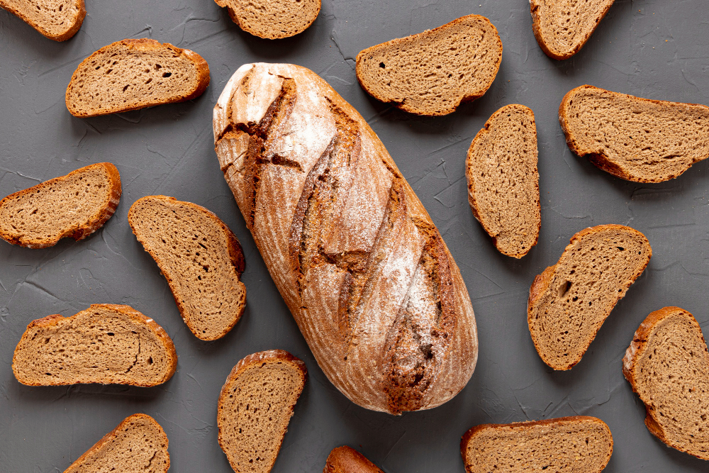 «Ничего бы не случилось»: россиянка нашла кусок резины в купленном хлебе