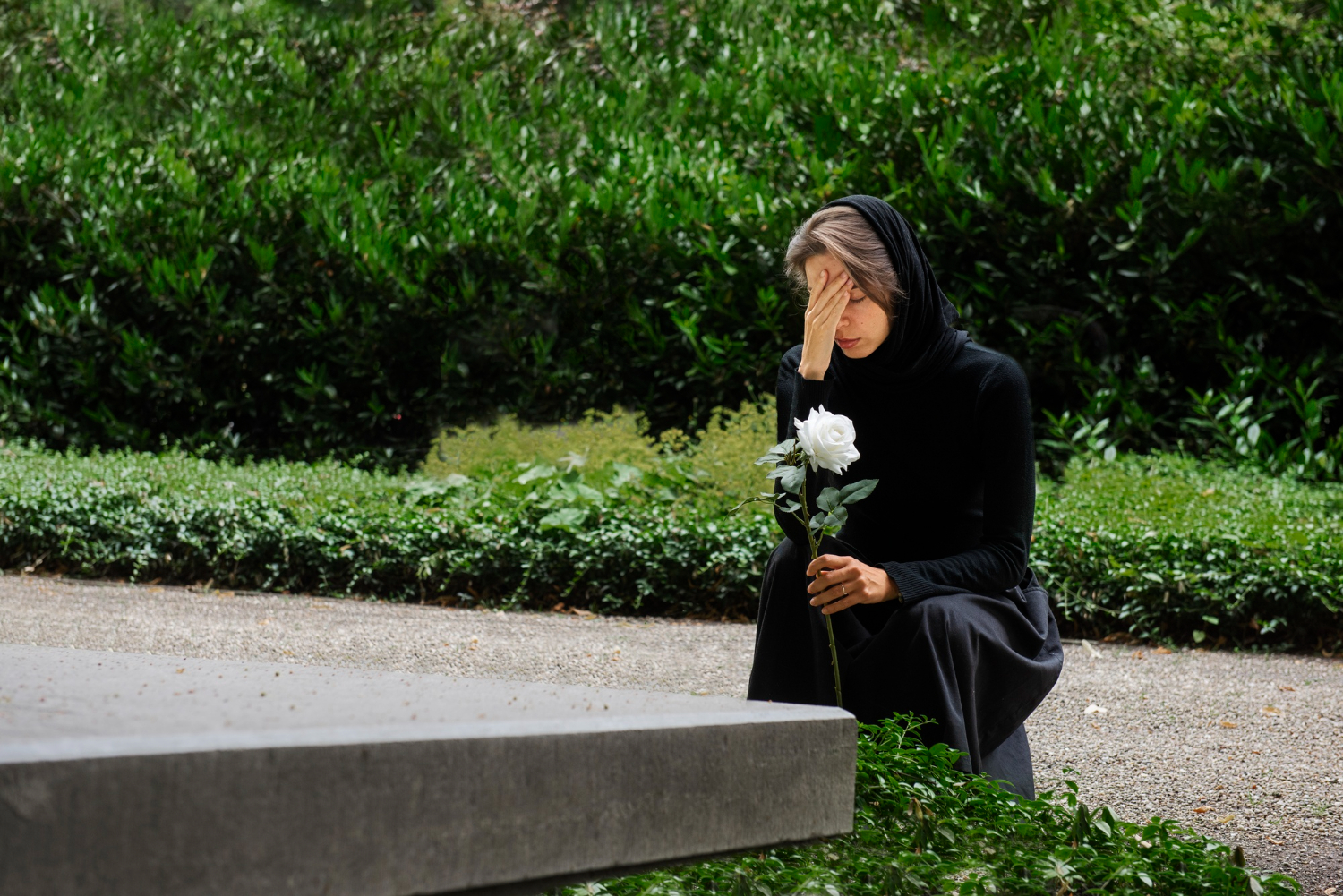 «Мама, помоги, я на кладбище»: неизвестный напал на девушку из-за денег и мобильного телефона