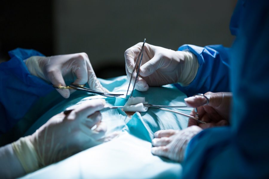 В Сибири женщине удалили опухоль головного мозга, которую она прикрывала челкой 10 лет