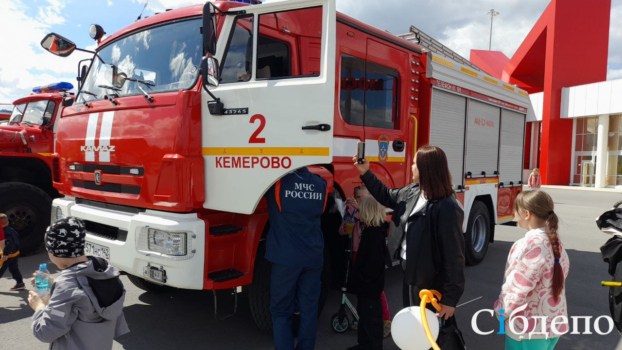 Кузбасские пожарные устроили праздничную выставку на городской площади