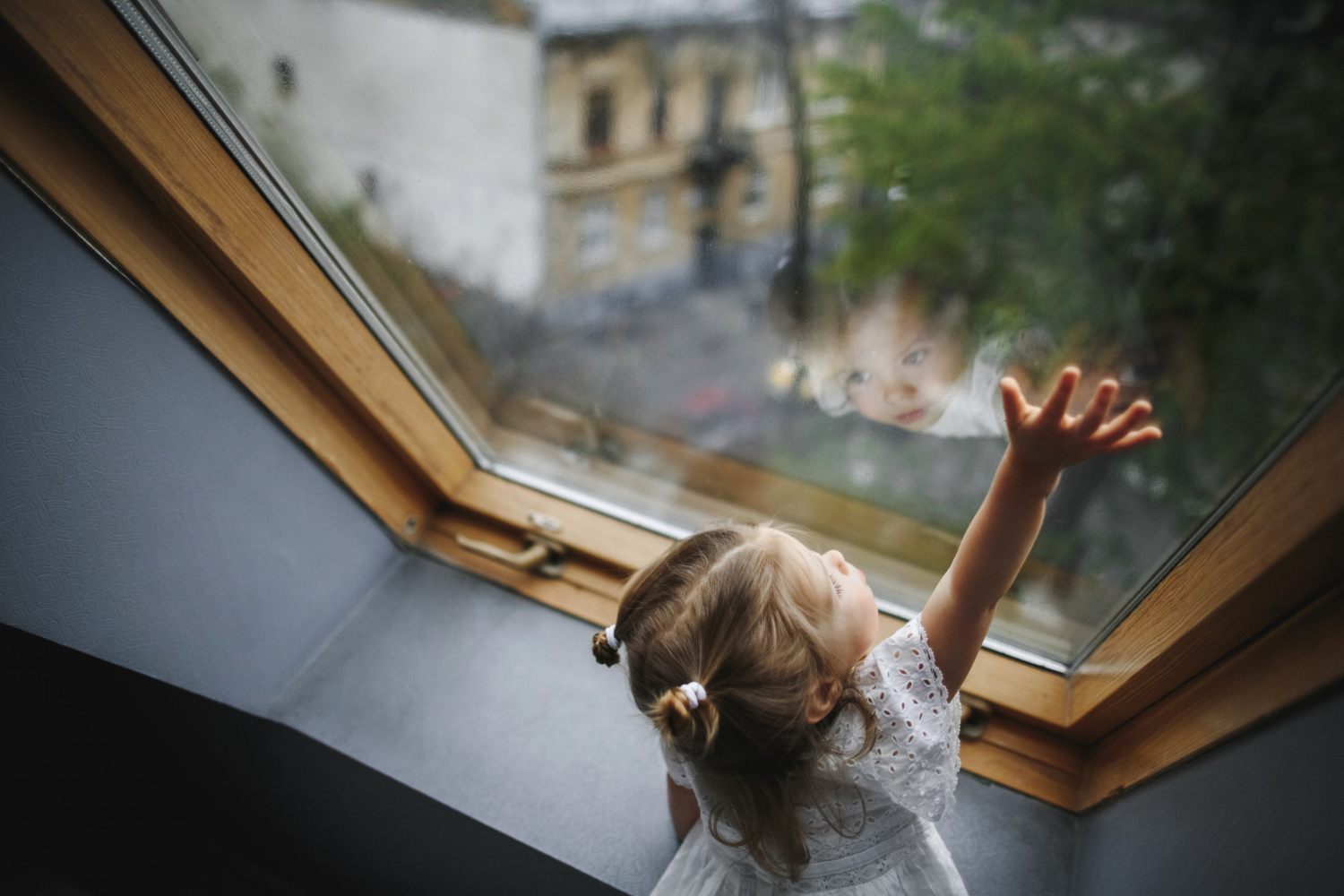 В Кузбассе годовалая девочка выпала из окна квартирного дома