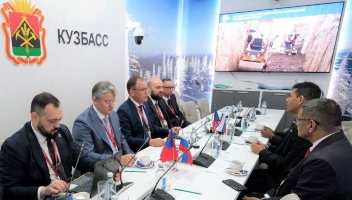 Илья Середюк на полях ПМЭФ обсудил перспективы развития в Кузбассе новых производств