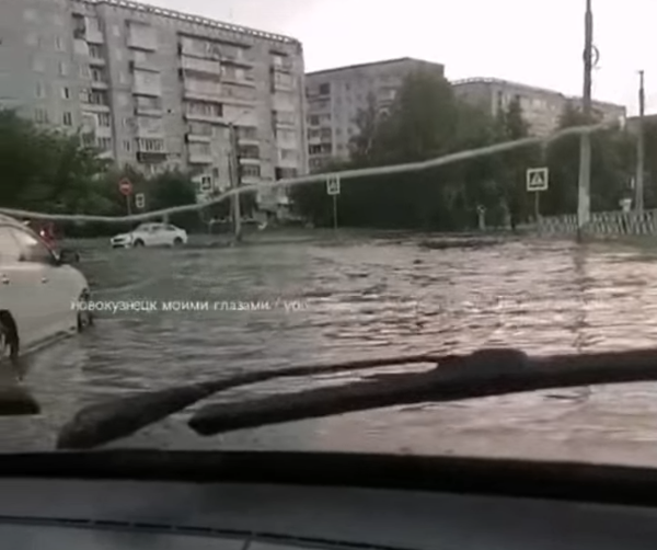 Нужна лодка: крупный город Кузбасса вновь ушел под воду (видео)