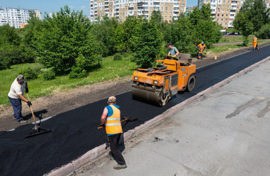 В кемеровском парке продолжают наводить красоту