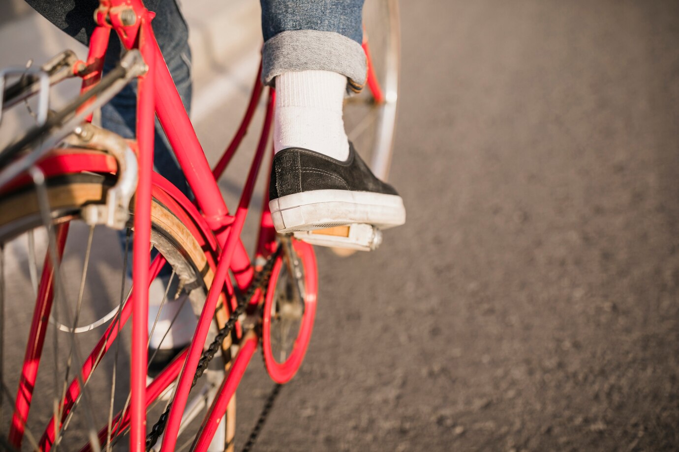 Школьница на велосипеде попала под колёса иномарки в российском регионе