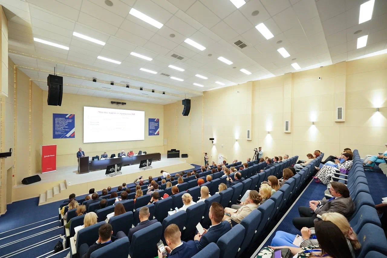 Илья Середюк обсудил актуальные вопросы здравоохранения с участниками съезда врачей СФО