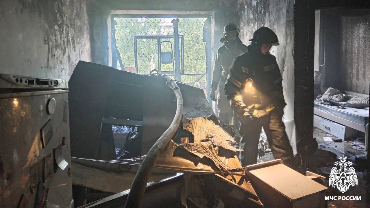 Кузбасские огнеборцы спасли из горящего здания 21 человека 