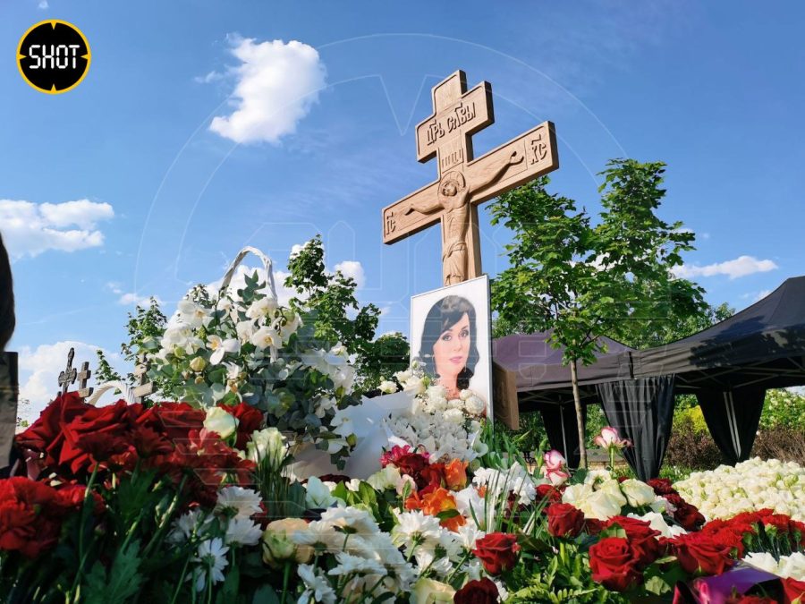 Артистку Анастасию Заворотнюк похоронили в Москве