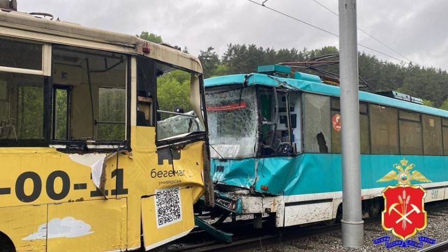 Водителя трамвая пришлось доставать спасателям после страшной аварии в Кемерове