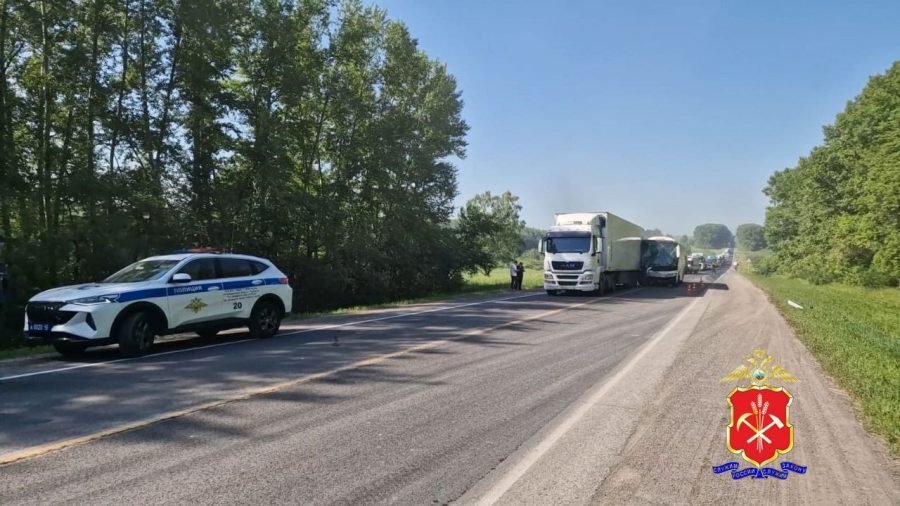 Автобус с десятками пассажиров врезался в грузовик на кузбасской трассе