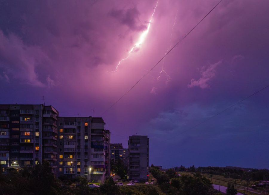 Мощный заряд тока и световое шоу: в Кузбассе на небе увидели страшно-красивое явление (видео)