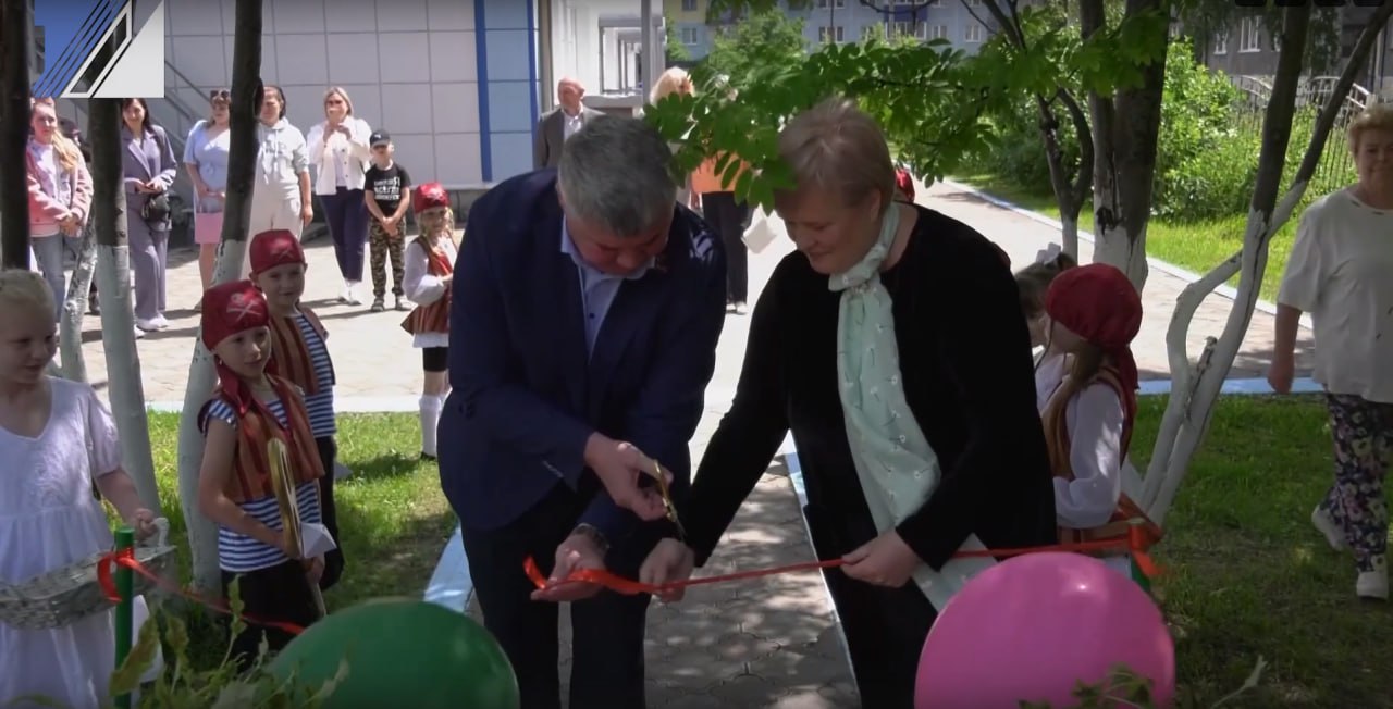 В Кузбассе мэр открыл песочницу-мечту, перерезав красную ленточку (фото)