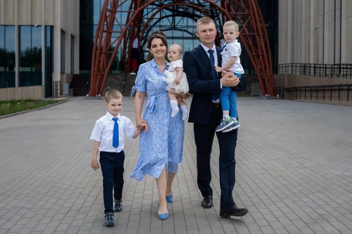 Многодетную красивую пару из Кузбасса признали лучшей семьёй года в России