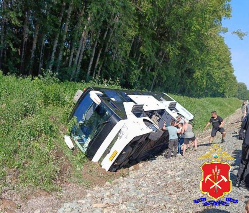 Пьяный водитель разбил автобус с 30 пассажирами в Кузбассе