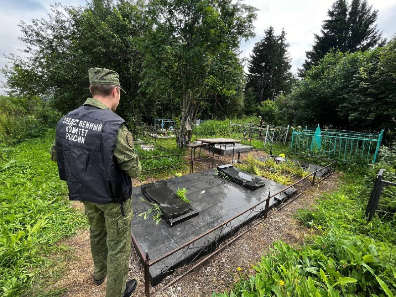 В Кузбассе двое подростков разгромили на кладбище 166 могил
