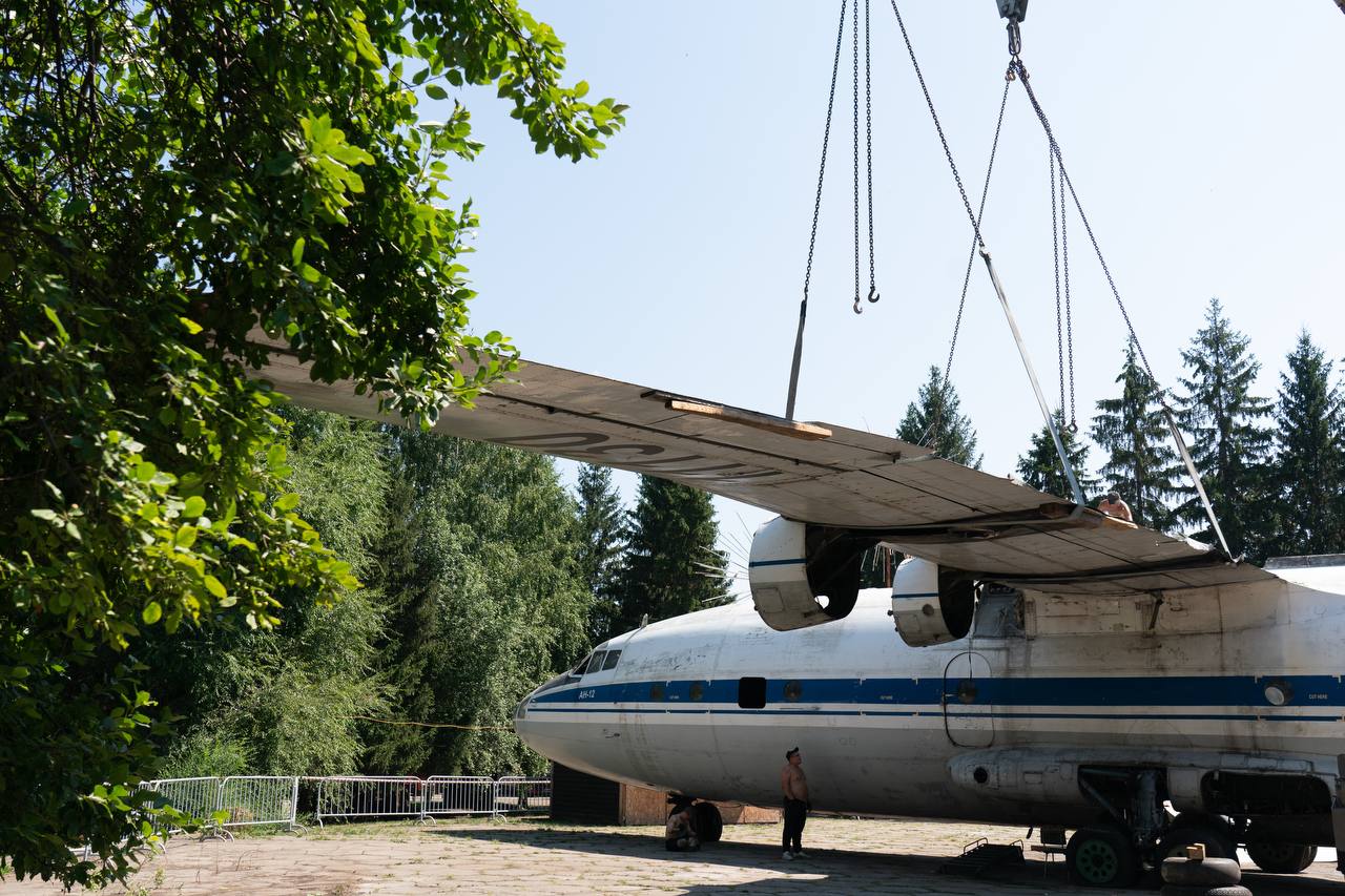 Старый друг вновь с нами: в кемеровском парке стартовала сборка знаменитого самолета