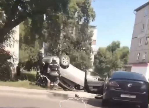 В Кемерове автомобиль вылетел с дороги и перевернулся