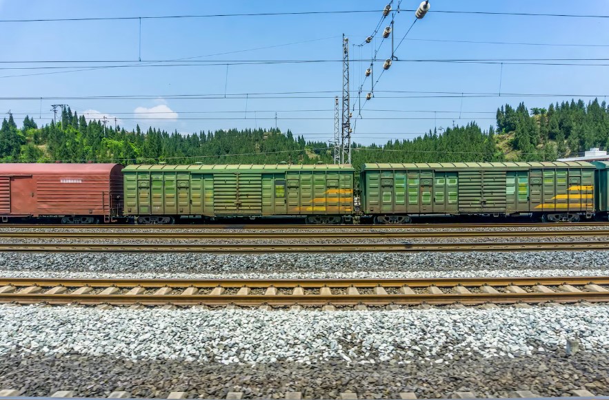 Грузовой поезд сошёл с рельсов в российском регионе