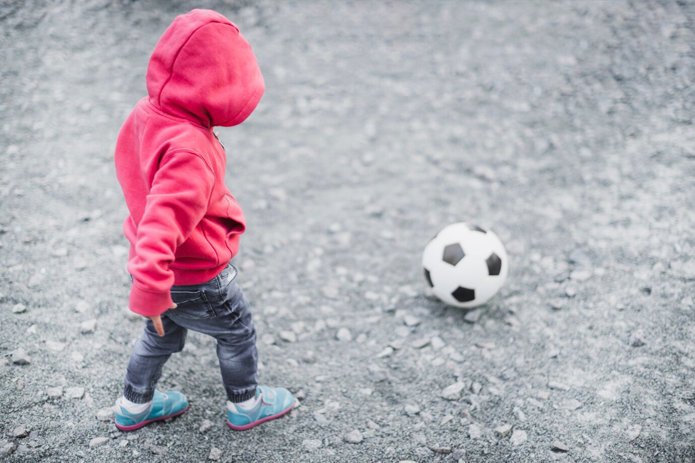 Десятки мигрантов в России отобрали у детей футбольную площадку