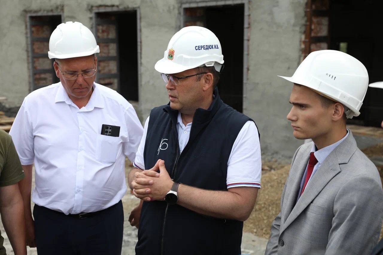 Илья Середюк проинспектировал ремонт 69-летнего здания поликлиники в Анжеро-Судженске