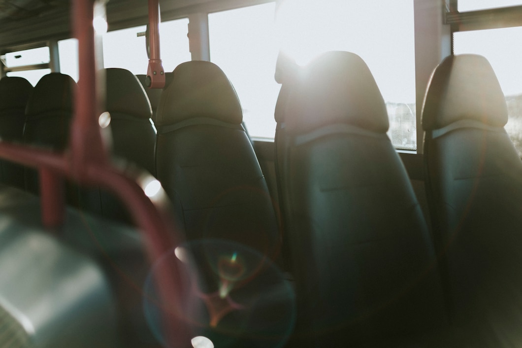 Чиновников заставили ездить на работу на автобусах из-за жалоб на кондиционеры