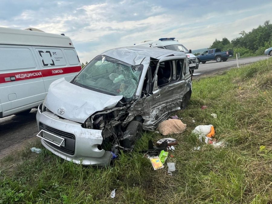 Дети и взрослые пострадали в страшной аварии на кузбасской трассе