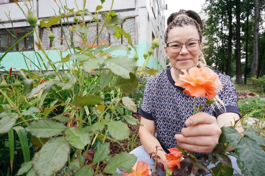 Кемеровчанка создала невероятно красивый рай во дворе многоэтажки