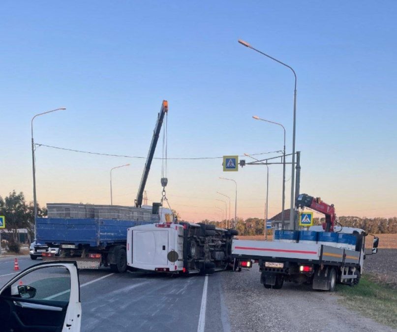 Автобус с 19 пассажирами перевернулся из-за заснувшего водителя