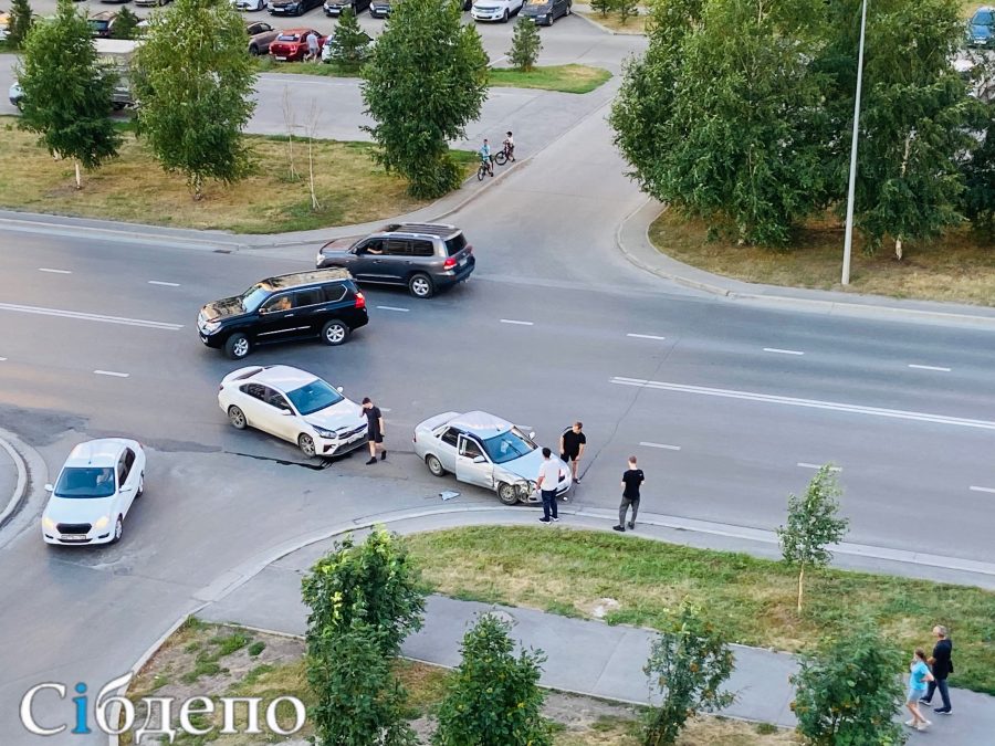 На очень популярном перекрестке Кемерова произошло ДТП