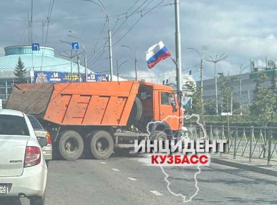 Грузовик врезался в иномарку на кемеровском мосту