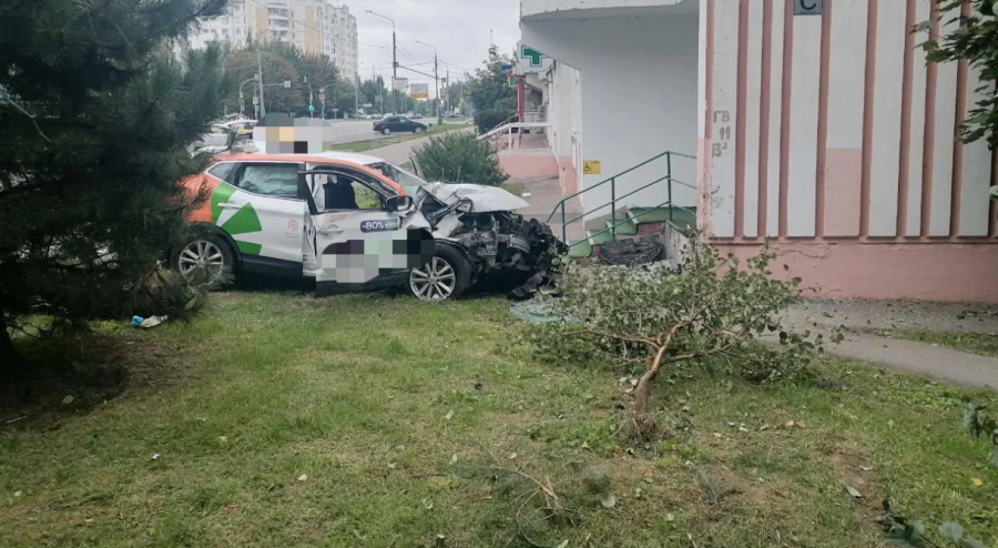 Школьники угнали каршеринг и разбились, есть погибшие и пострадавшие