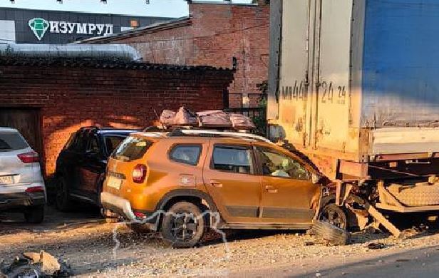 В Кемерове произошло жёсткое ДТП с легковушкой и грузовиком