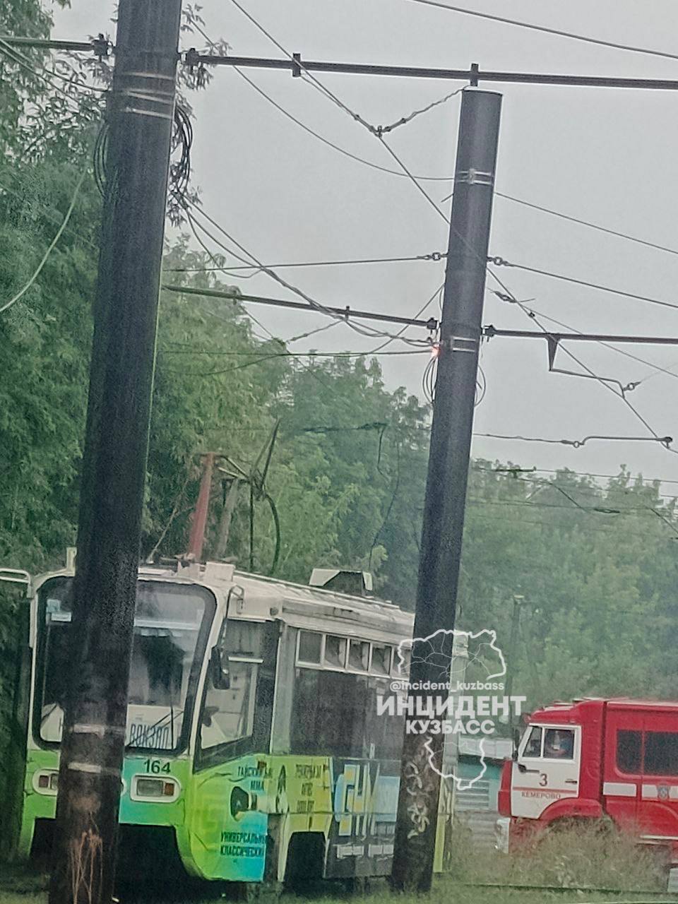 Трамвай на популярном маршруте Кемерова сломался из-за непогоды