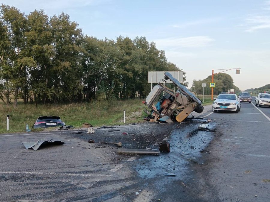 Три человека пострадали в аварии с участием трактора на кузбасской трассе