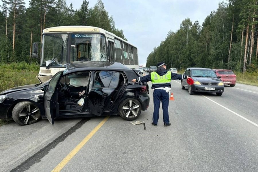 Девять человек пострадали в аварии с участием автобуса