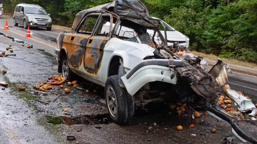 Автомобиль «влетел» в грузовик с картошкой и загорелся