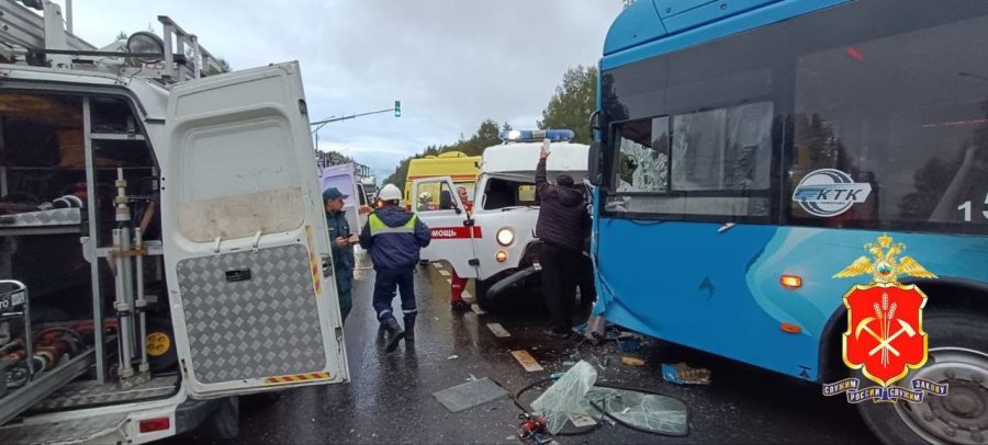 Пострадало 6 человек: в Кемерове скорая помощь на полной скорости «влетела» в автобус