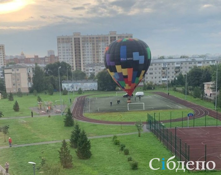 Огромный воздушный шар перемещается по Кемерову нетипичным способом