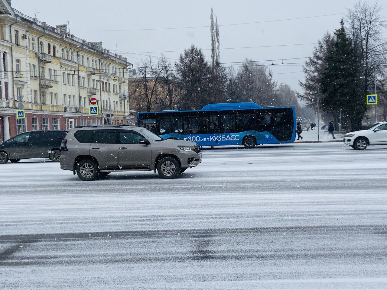 Снегопад прошелся по Кузбассу и принес с собой сложности (видео)