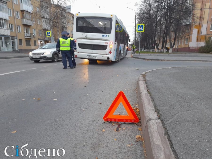 Из-за аварии на популярном перекрестке в Кемерове изменили движение транспорта