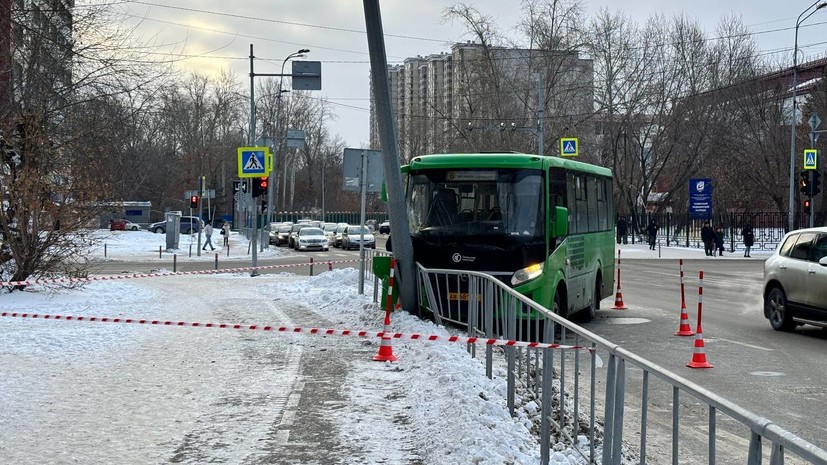 Пассажирский автобус попал в чудовищную аварию