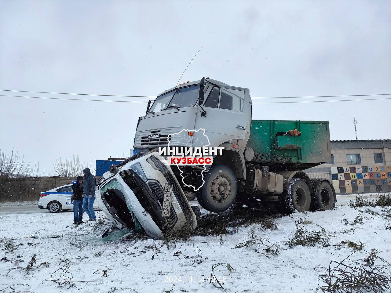 В Кемерове грузовик раздавил легковушку