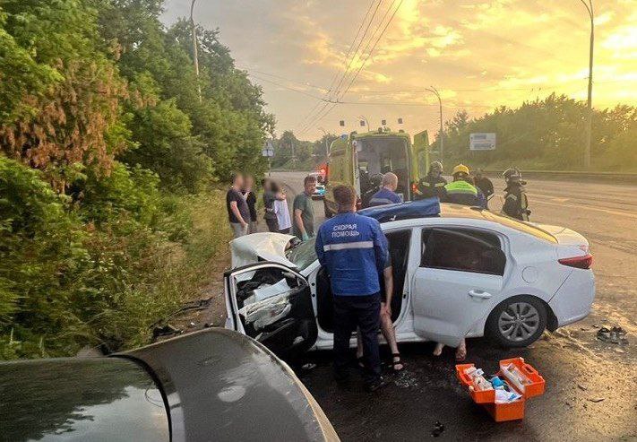 Серьезные травмы: в Кемерове мужчина устроил «кашу» на дороге